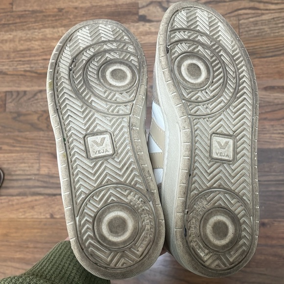 Veja V10 Sneakers in Extra White Sable Sahara - Picture 11 of 11